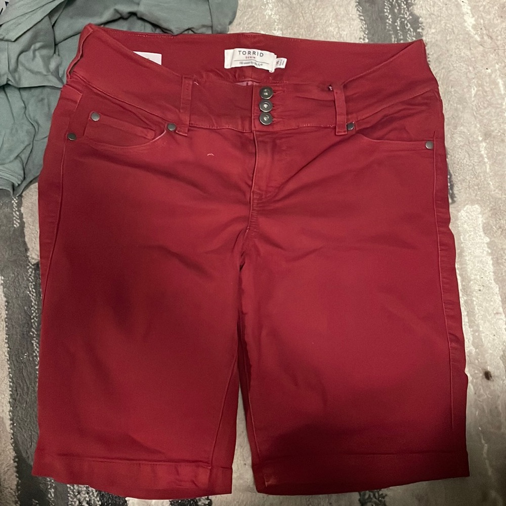 Bermuda Maroon shorts